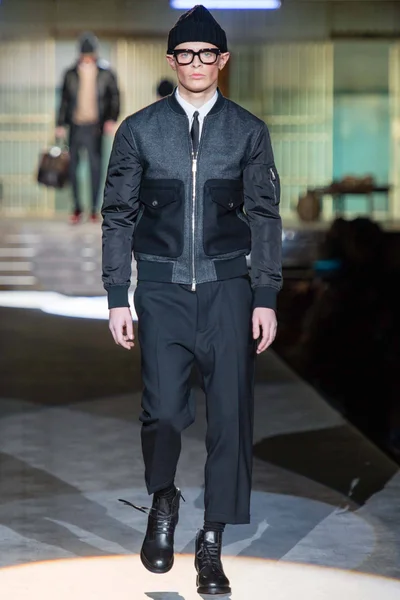 Look 16